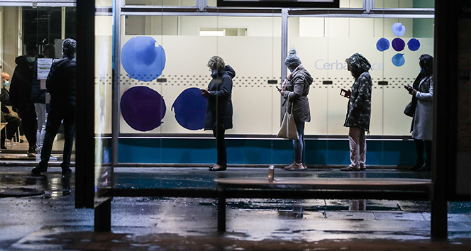 Fransa’da günlük vaka sayısı rekor tazeledi